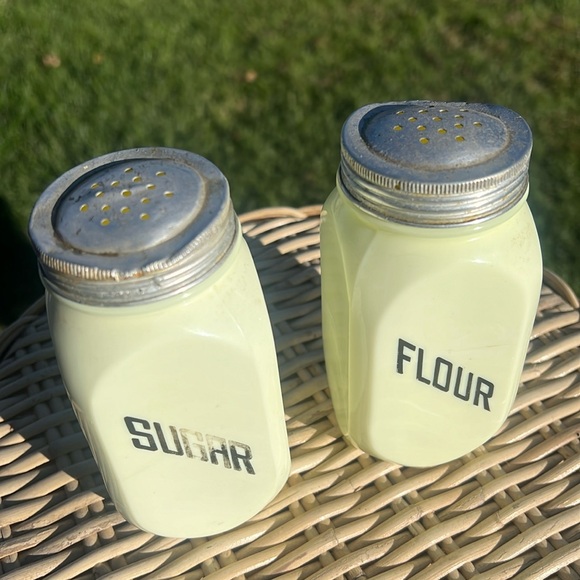 1930 McKee Glass Co, Seville Sugar Flour Shaker Set Custard Yellow Uranium Glass - Picture 3 of 13